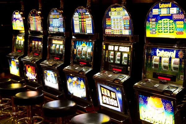 Live BandarQ table on cheater mobile app with dealer in studio